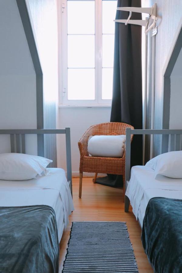 Quarto com 2 Camas de Solteiro e Banheiro Compartilhado